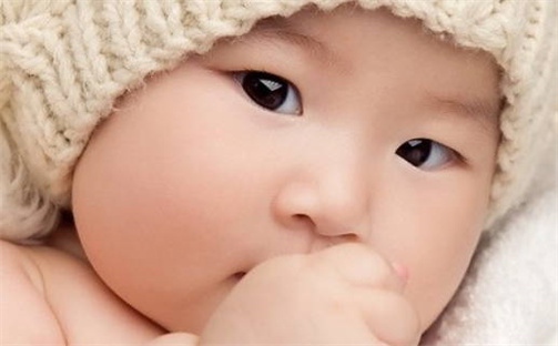 何姓男宝宝起名大全：2026年07月07日生辰八字喜用神分析